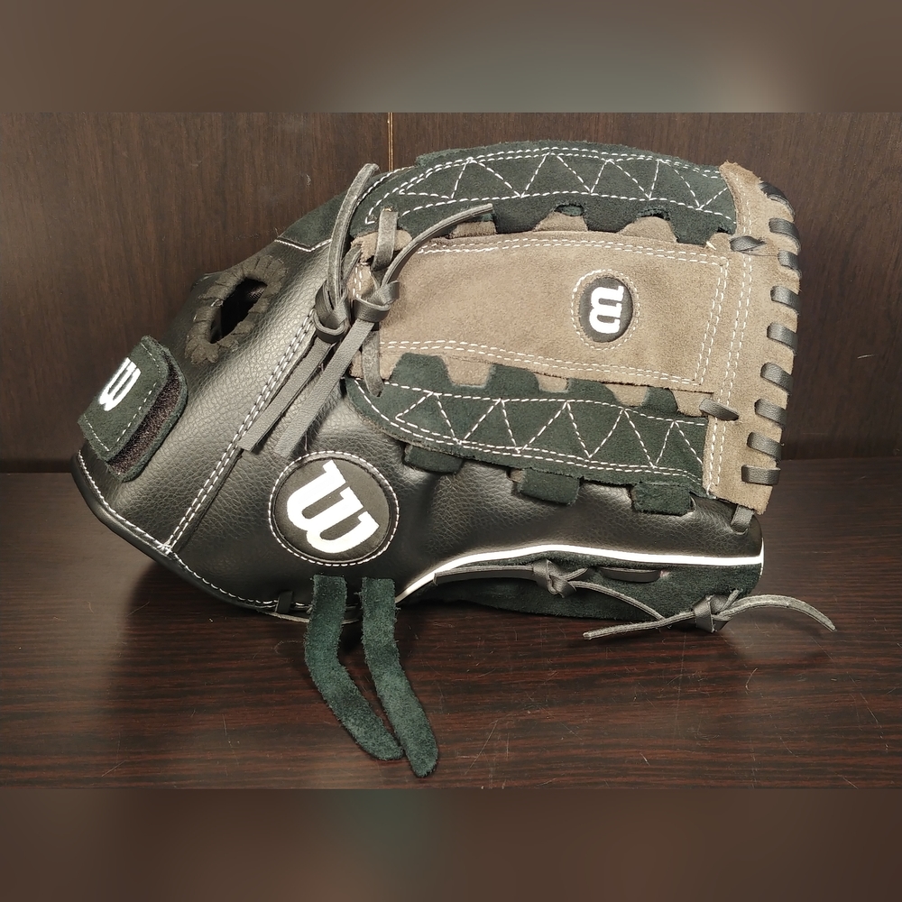 Wilson A350 12" Dual Hinge Leather Right Handed New No Tags Baseball Glove.
